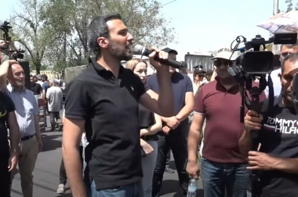Перед посольством ЕС полиция применяет гранату, а посольство молчит – Вардеванян (видео)